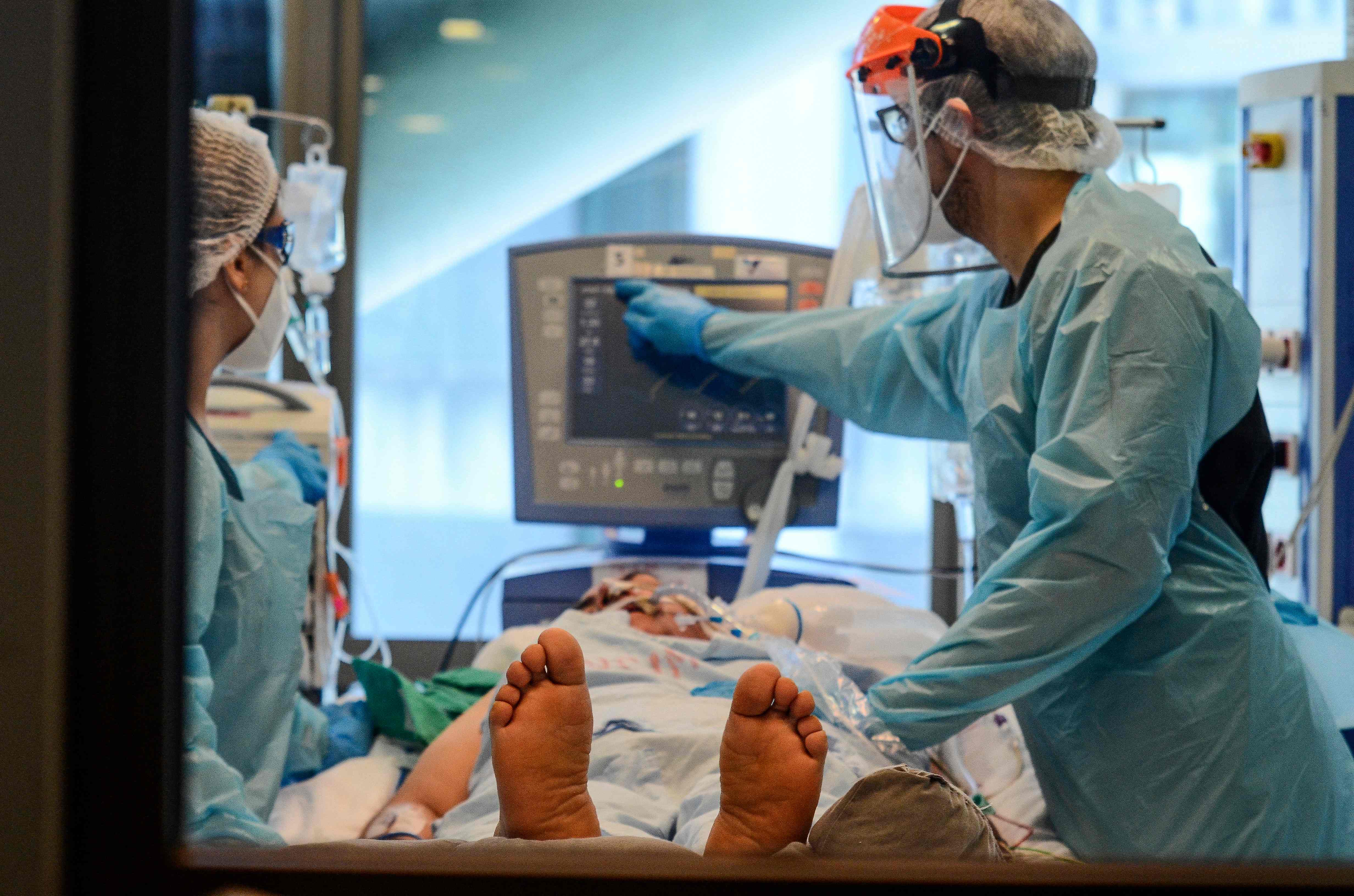 Los ingresos hospitalarios serán la principal métrica para los CDC. (Foto Prensa Libre: AFP)