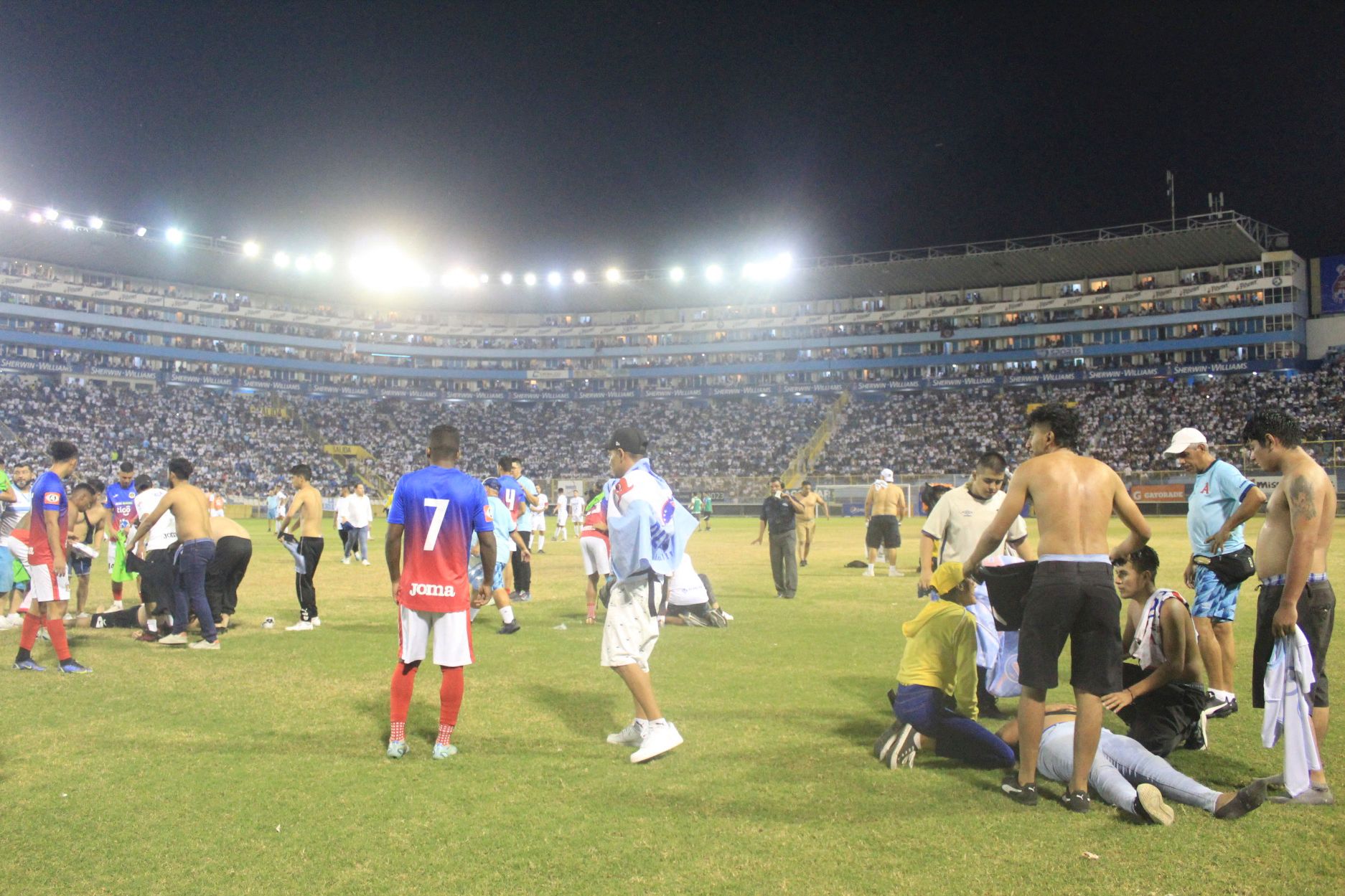 Estampida en estadio Cuscatlán