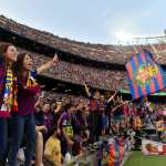 Los aficionados celebran el último partido en el Camp Nou antes de su renovación el 28 de mayo de 2023.