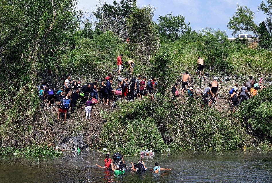 MIGRANTES. TÍTULO 42