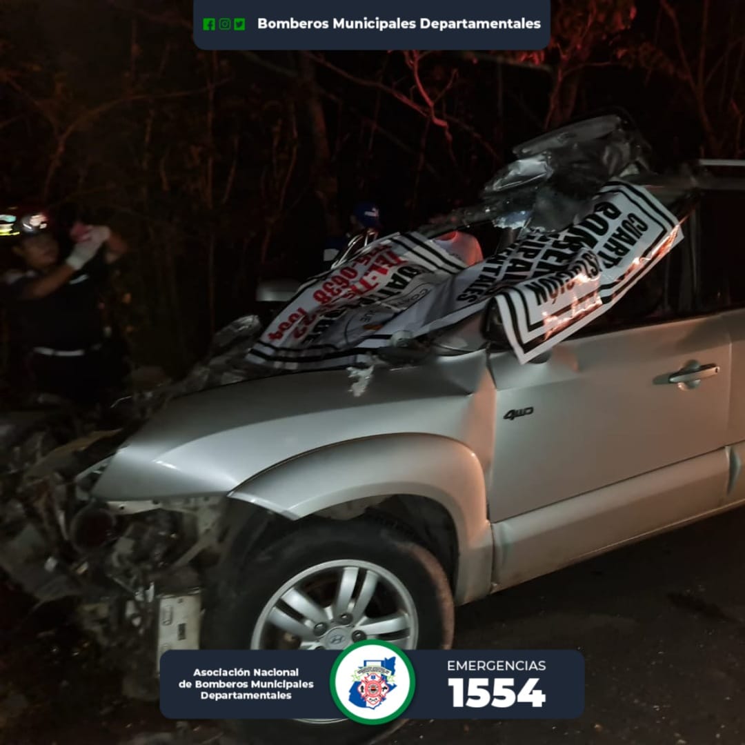 Un accidente en el km 241 de la ruta a La Blanca, San Marcos, dejó dos personas muertas. (Foto Prensa Libre: CBMD)