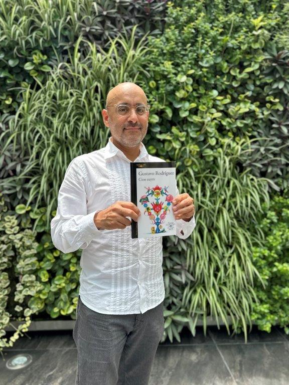 El autor peruano Gustavo Ramírez, ganador del Premio Alfaguara 2023