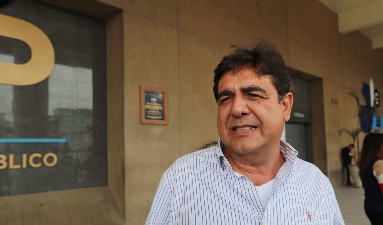 Carlos Pineda llegó a la sede del Ministerio Público para interponer una denuncia penal contra el TSE por supuestamente ocultar información. (Foto Prensa Libre: Elmer Vargas) 