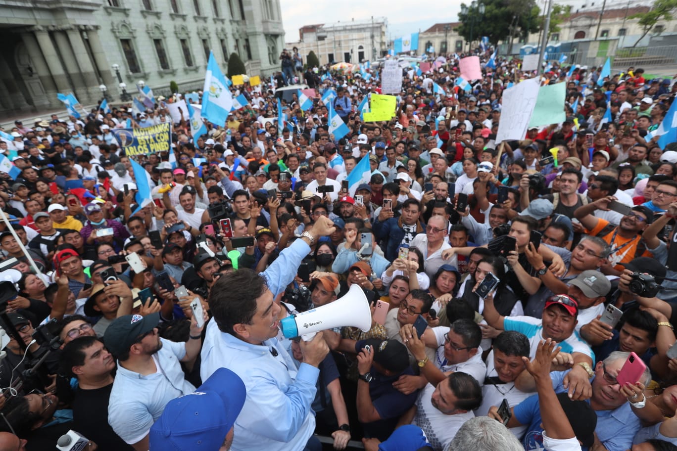 El candidato presidencial, Carlos Pineda, líder de la Encuesta Libre pasada, se dirige ante miles de simpatizantes en la Plaza de la Constitución luego de presentar una apelación en la Corte de Constitucionalidad.. (Foto Prensa Libre: Esbin García).