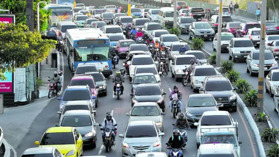 Los incidentes en el tránsito son frecuentes en la Ciudad de Guatemala, por lo que las autoridades hacen un llamado para que en todo momento se mantenga la calma y se respeten las leyes y reglamentos.  (Foto: Hemeroteca PL)