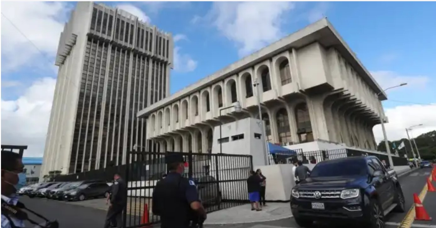 Fiscales deberán permanecer el fin de semana en la Torre de Tribunales. (Foto Prensa Libre: Erick Ávila)