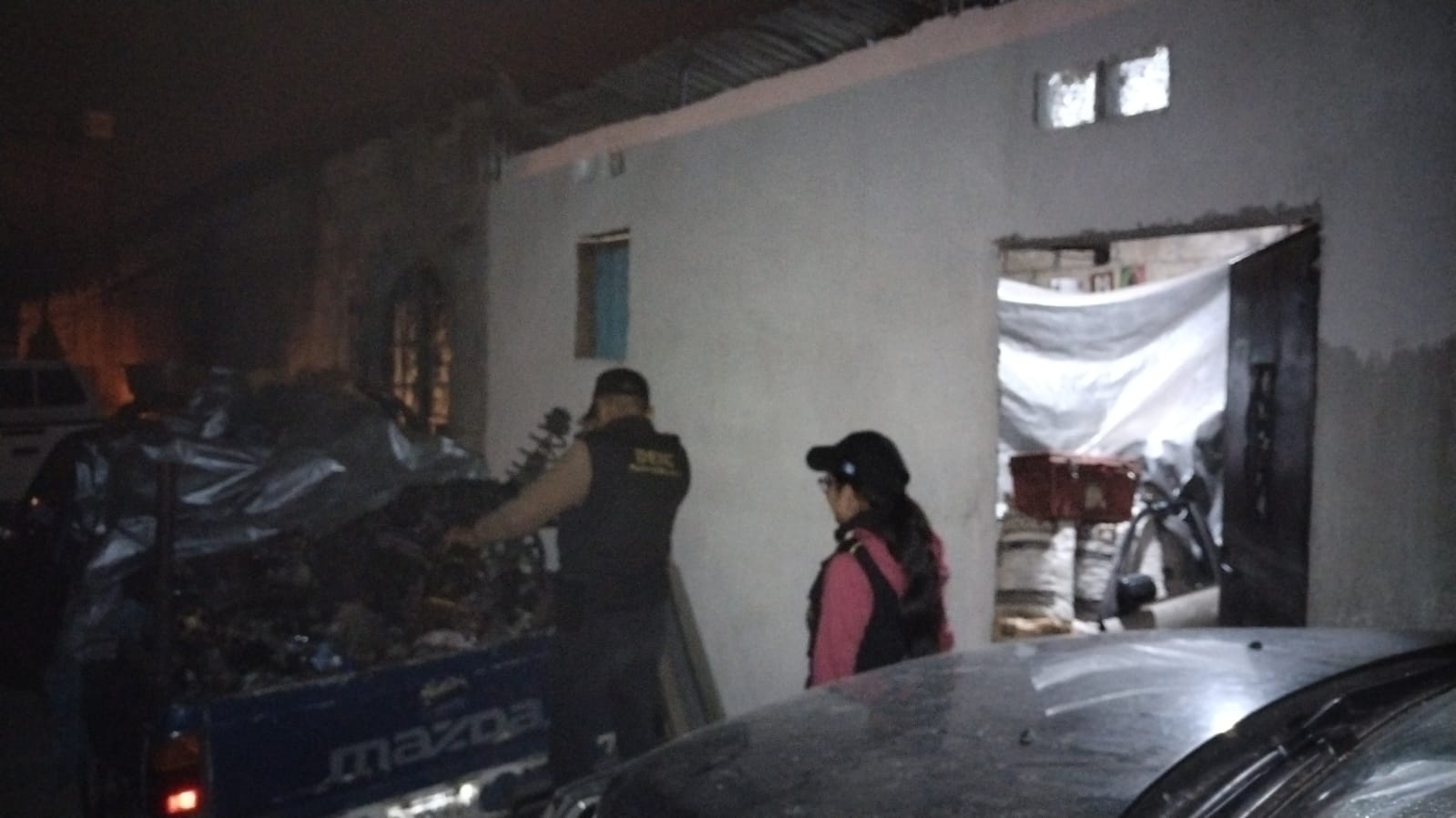 Elementos de la sección de robos y hurtos de vehículos inspeccionan el picop en donde transportaban piezas de vehículos posiblemente robados. Estas diligencias dejaron a una persona arrestada. (Foto Prensa Libre: PNC)