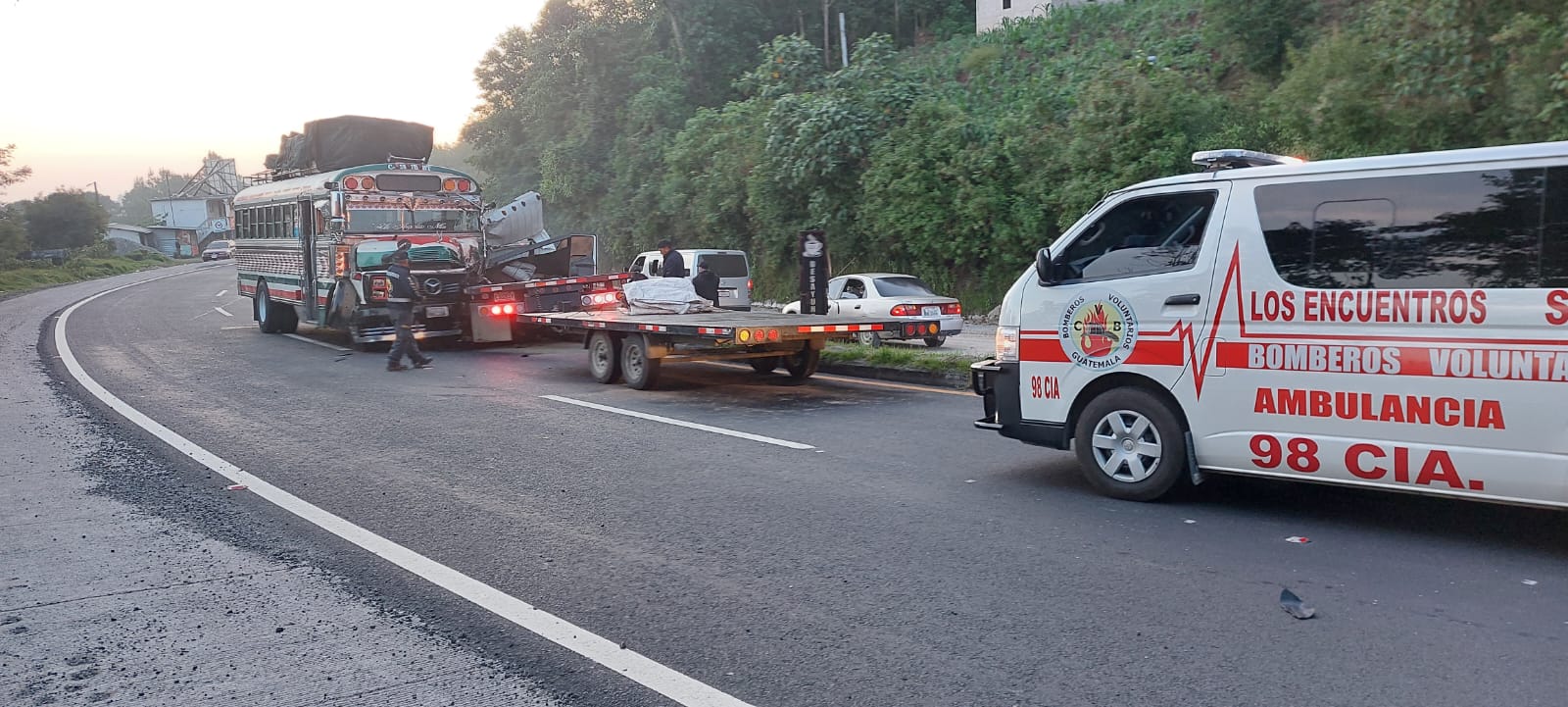 Un autobús y un transporte de carga chocaron en el kilómetro 114 de la ruta Interamericana. (Foto Prensa Libre: Bomberos Voluntarios)