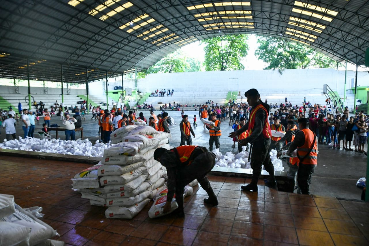 Más de 1 mil personas fueron evacuadas por el incremento de actividad del Volcán de Fuego. (Foto Prensa Libre: Conred)