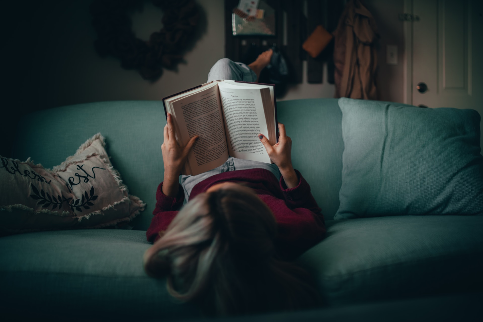 Leer bien significa comprender el texto y tener buena fluidez lectura, por lo que se debe practicar a diario al menos 30 minutos. (Foto Prensa Libre: Matias North en Unsplash).