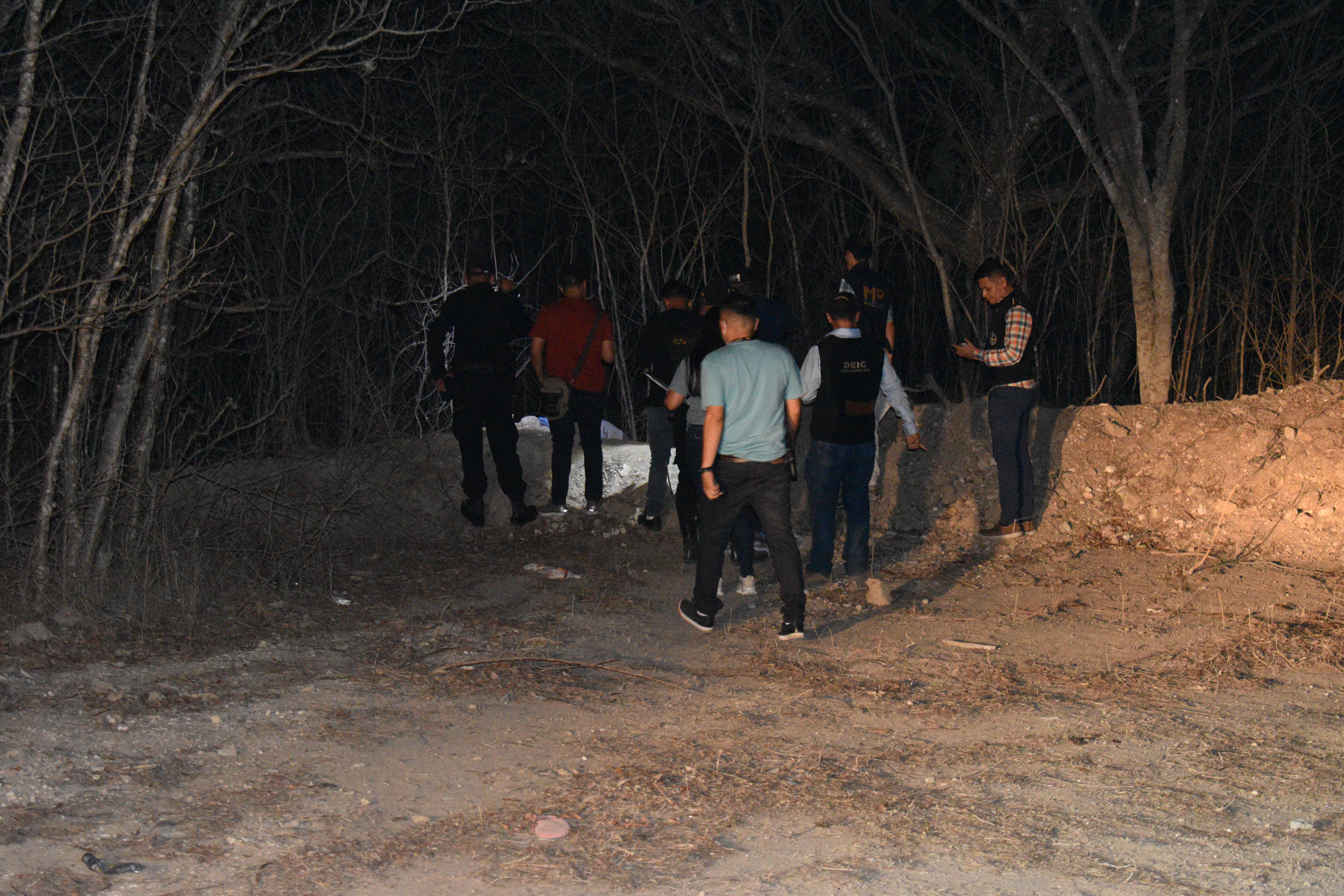 Escena del crimen contra dos hombres en un sector de la Trepada de El Arpa, en la aldea San Pablo, Zacapa,un sector de la Trepada de El Arpa, en la aldea San Pablo, Zacapa,un sector de la Trepada de El Arpa, en la aldea San Pablo, Zacapa. (Foto Prensa Libre: Colaboración)