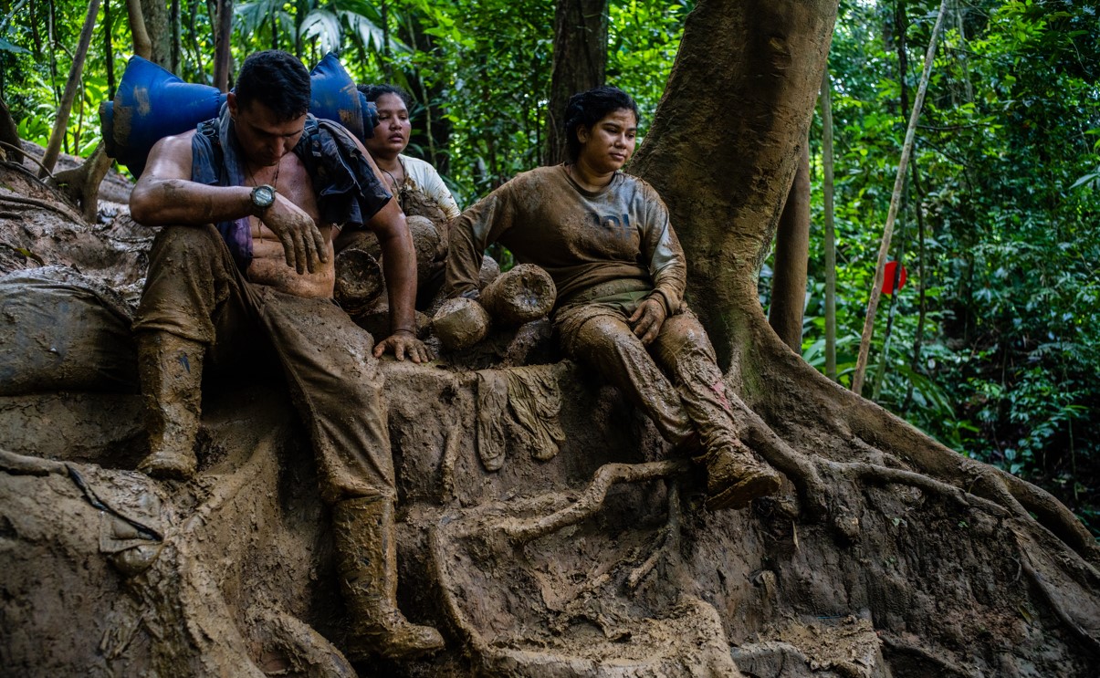 Un grupo de migrantes cruzan el Tapón del Darién en septiembre. Las Naciones Unidas calculan que hasta 400.000 personas pasarán por esa región este año. (Federico Rios/The New York Times)