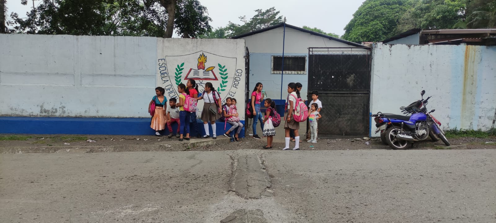 Escuelas en comunidades cercanas al Volcán de Fuego son evacuadas por prevención ante el incremento de la actividad del coloso. (Foto Prensa Libre: C. E. Paredes)