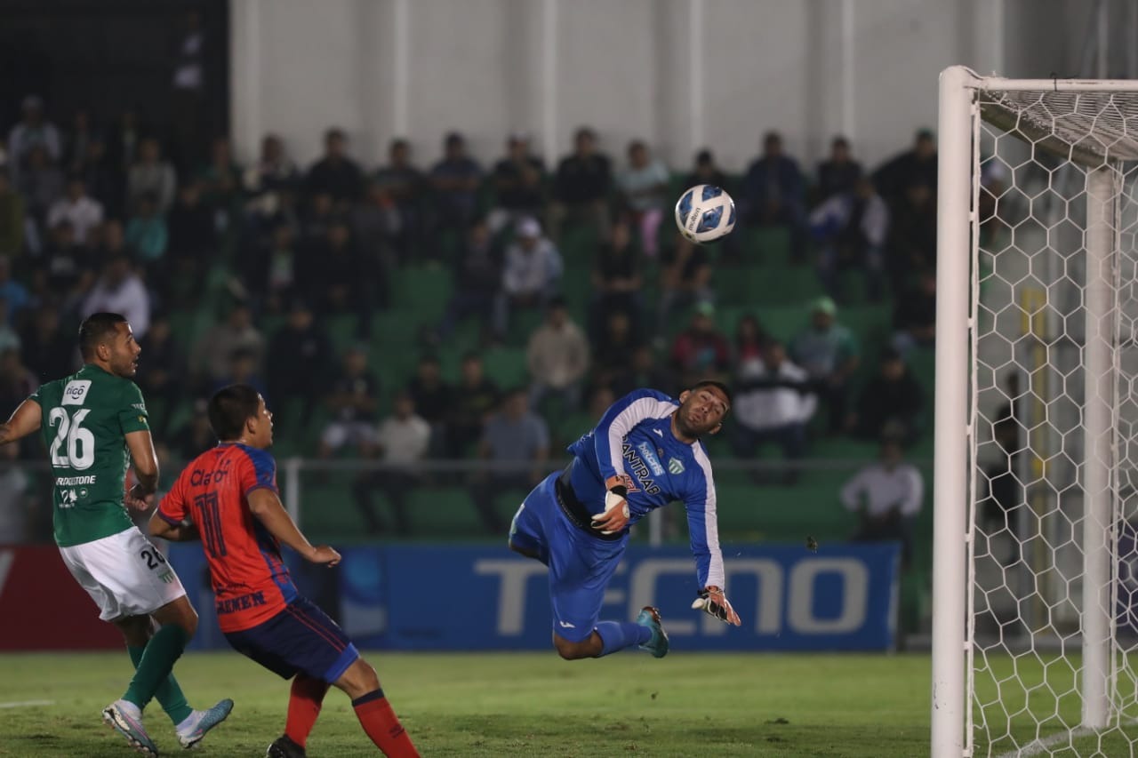 Antigua GFC le ganó a Municipal 2-1 en el estadio Pensativo. La vuelta será en el estadio El Trébol el14 de mayo a las 15 horas. (Foto Prensa Libre: Erick Ávila).