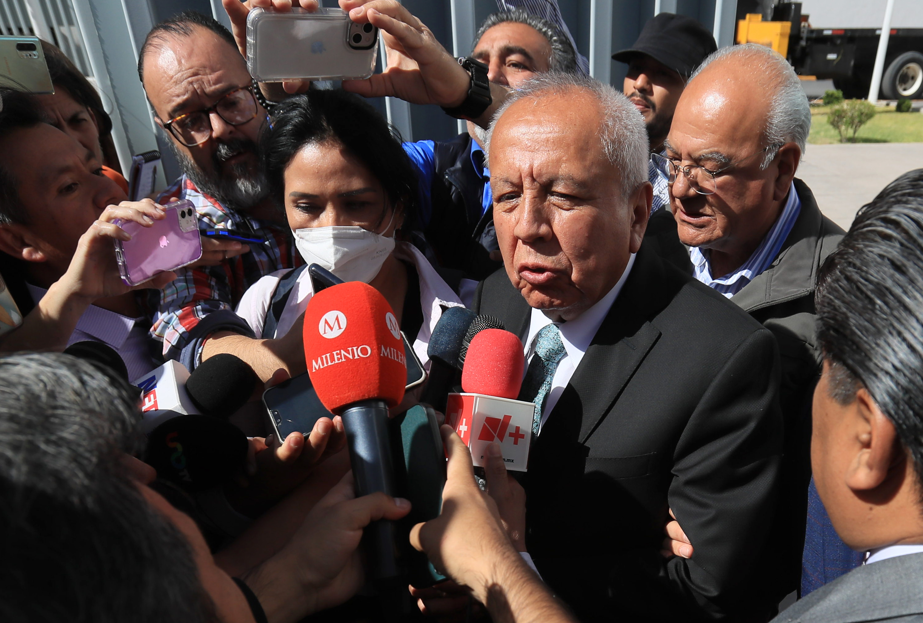 El director del Instituto Nacional de Migración (INM) de México, Francisco Garduño, habla con periodistas a su salida de los juzgados federales en Ciudad Juárez, estado de Chihuahua, México. (Foto Prensa Libre: EFE/Luis Torres)