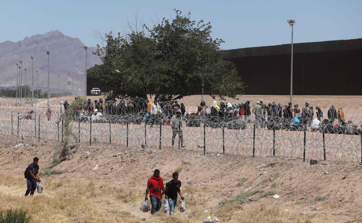 Migrantes se agolpan en la frontera de EE. UU. y México. (Foto Prensa Libre: AFP)