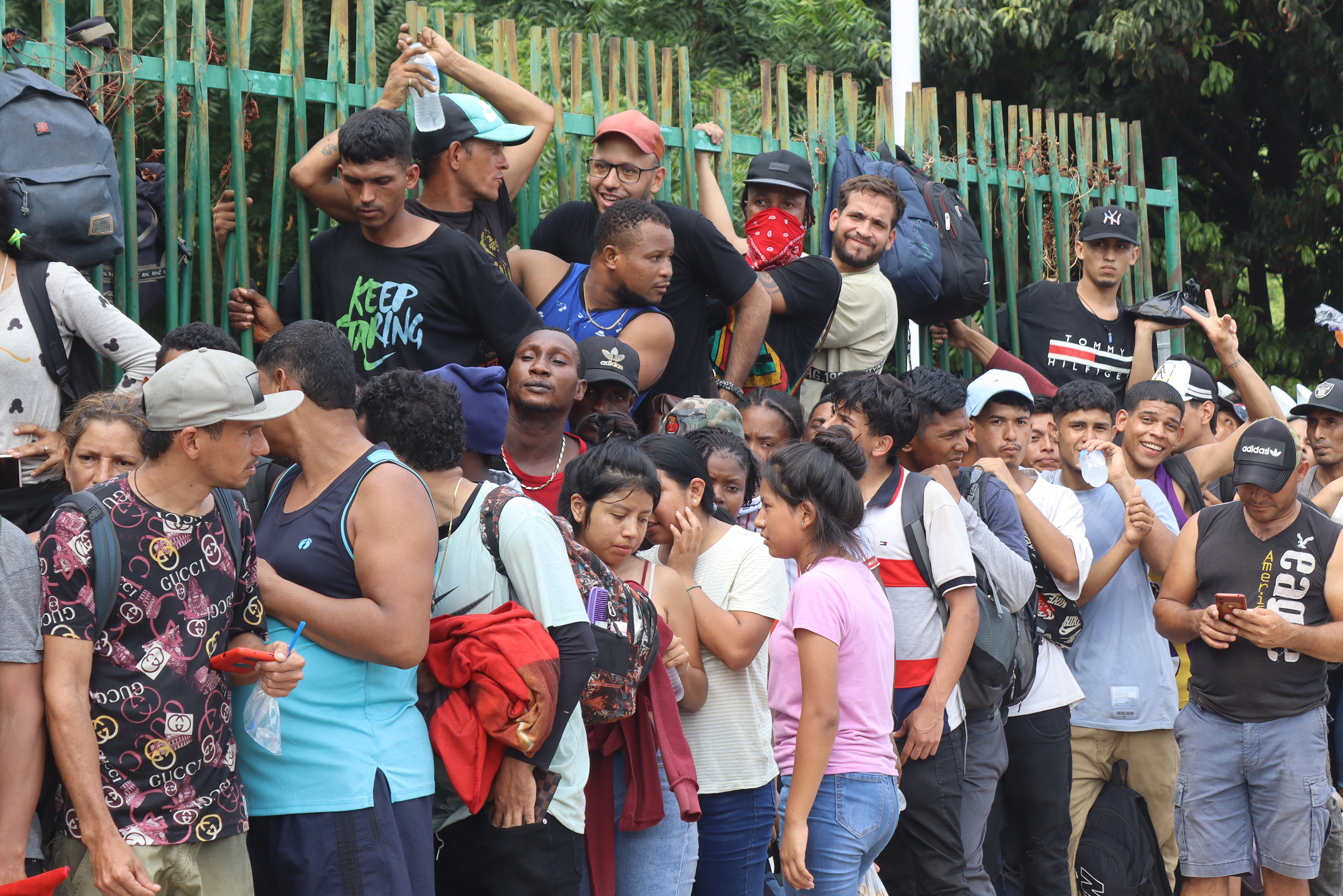 Migrantes centroamericanos y de otras partes del mundo continúan en México y buscan que autoridades estadounidenses brinden permisos para entrar al país. (Foto Prensa Libre: EFE)