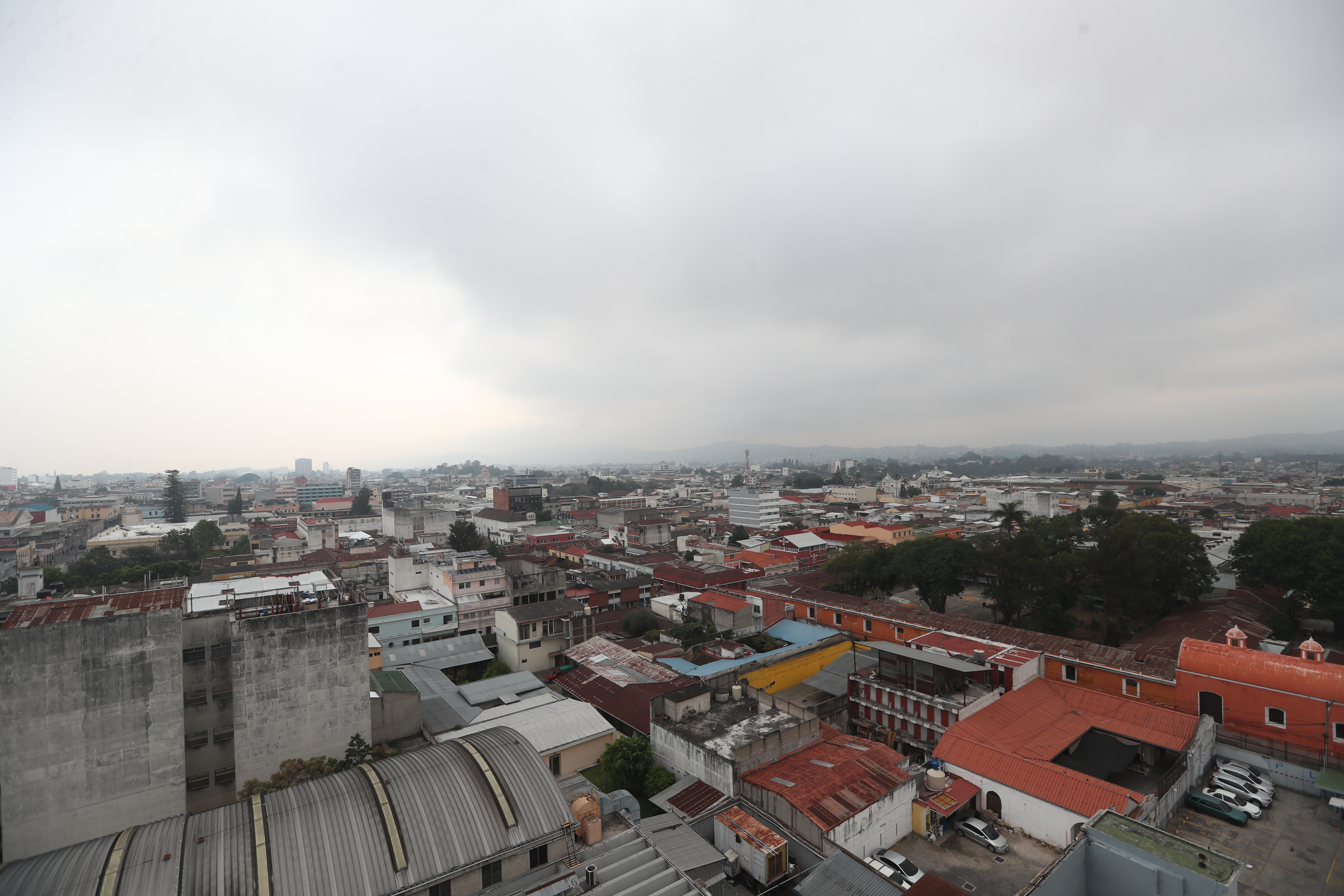 Un ambiente de bruma prevaleció este viernes 5 de abril en la ciudad Capital desde muy temprano. (Foto Prensa Libre: Erick Ávila)