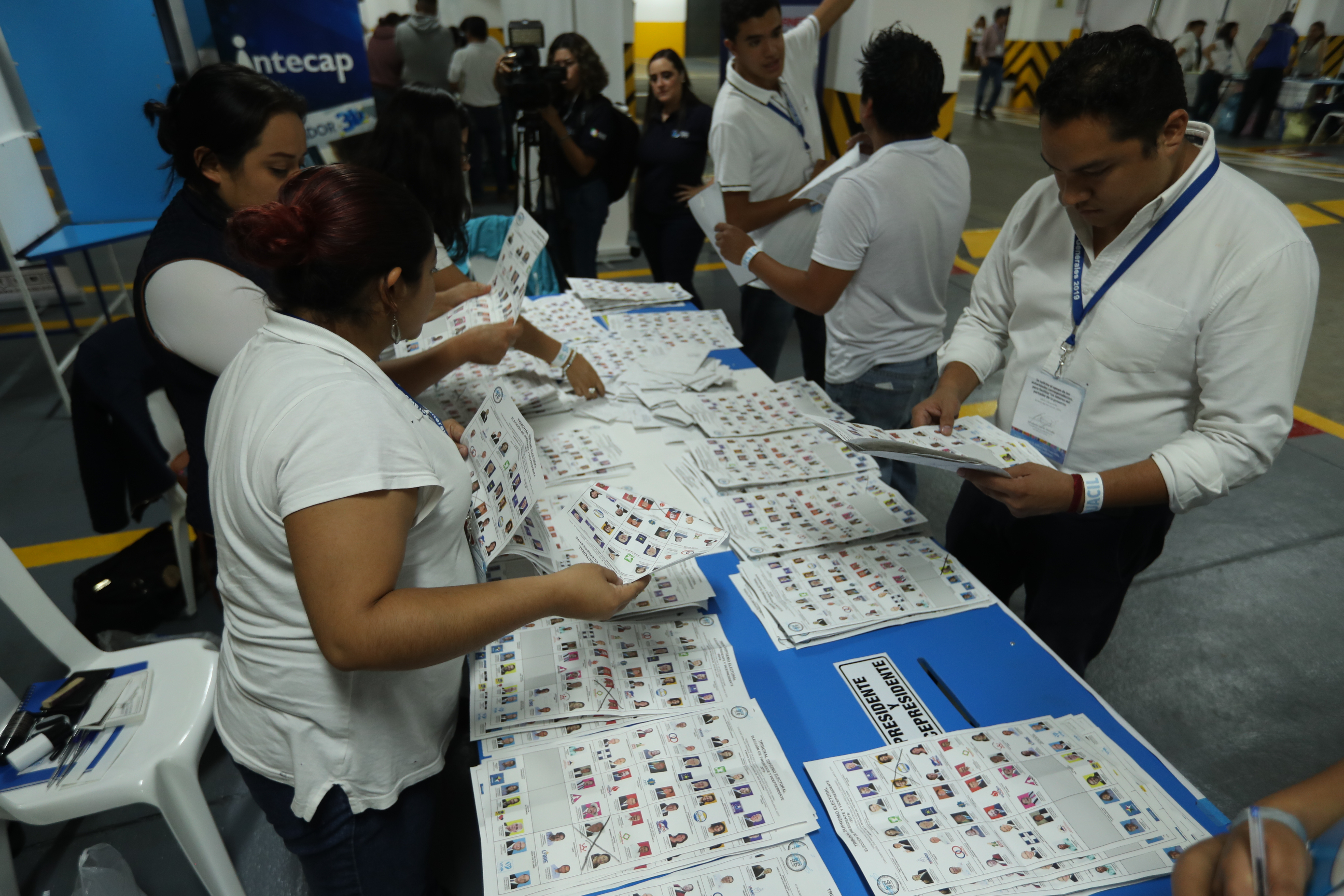 Candidatos a diferentes cargos continúan a la espera de que se resuelvan recursos mientras avanza el plazo para imprimir las papeletas electorales. (Foto Hemeroteca PL)  