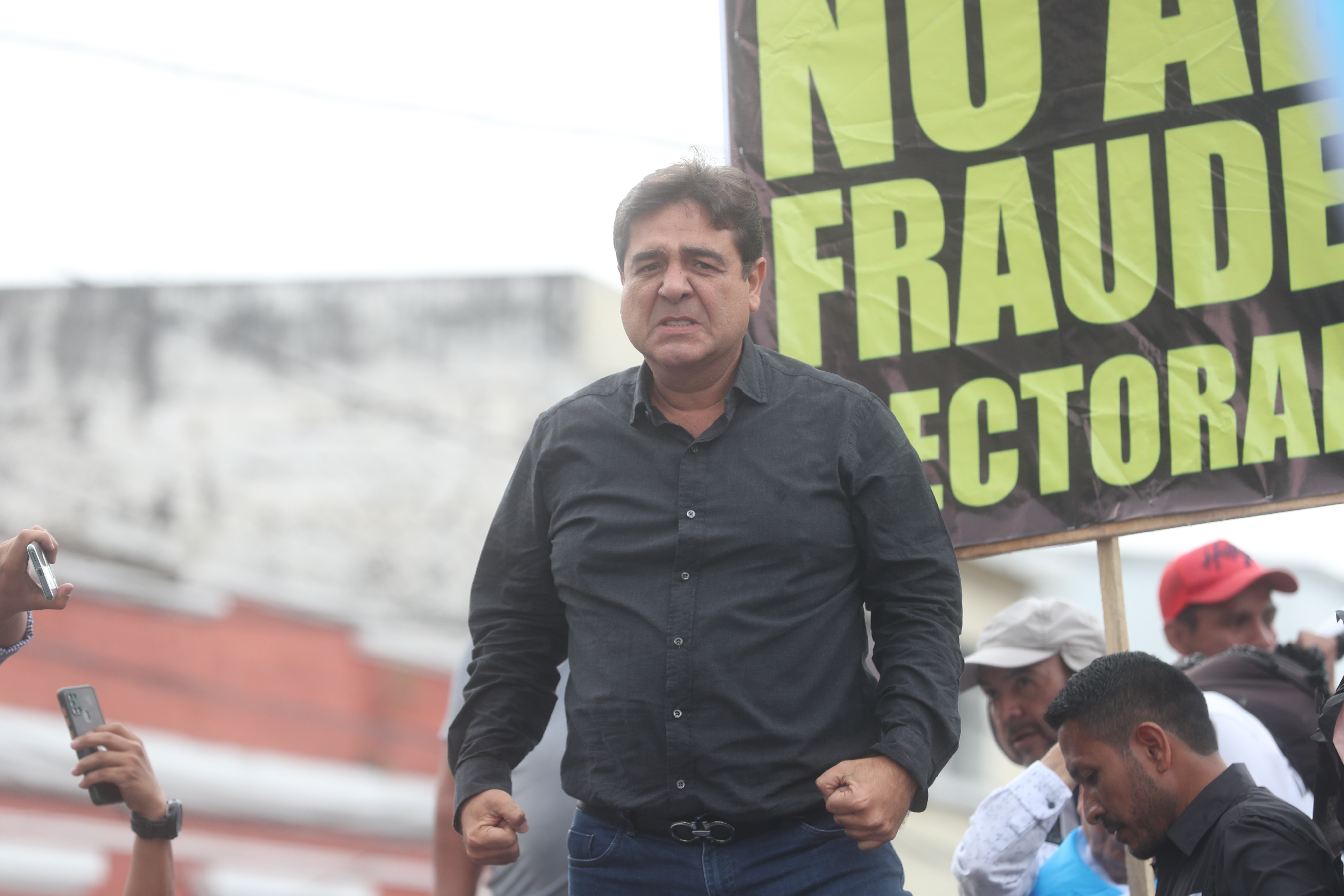 Carlos Pineda, candidato presidencial suspendido, llegó el viernes 26 junto a simpatizantes, frente a la Corte de Constitucionalidad (CC), previo al fallo que lo mantiene fuera de la contienda electoral. (Foto Prensa Libre: Erick Ávila)