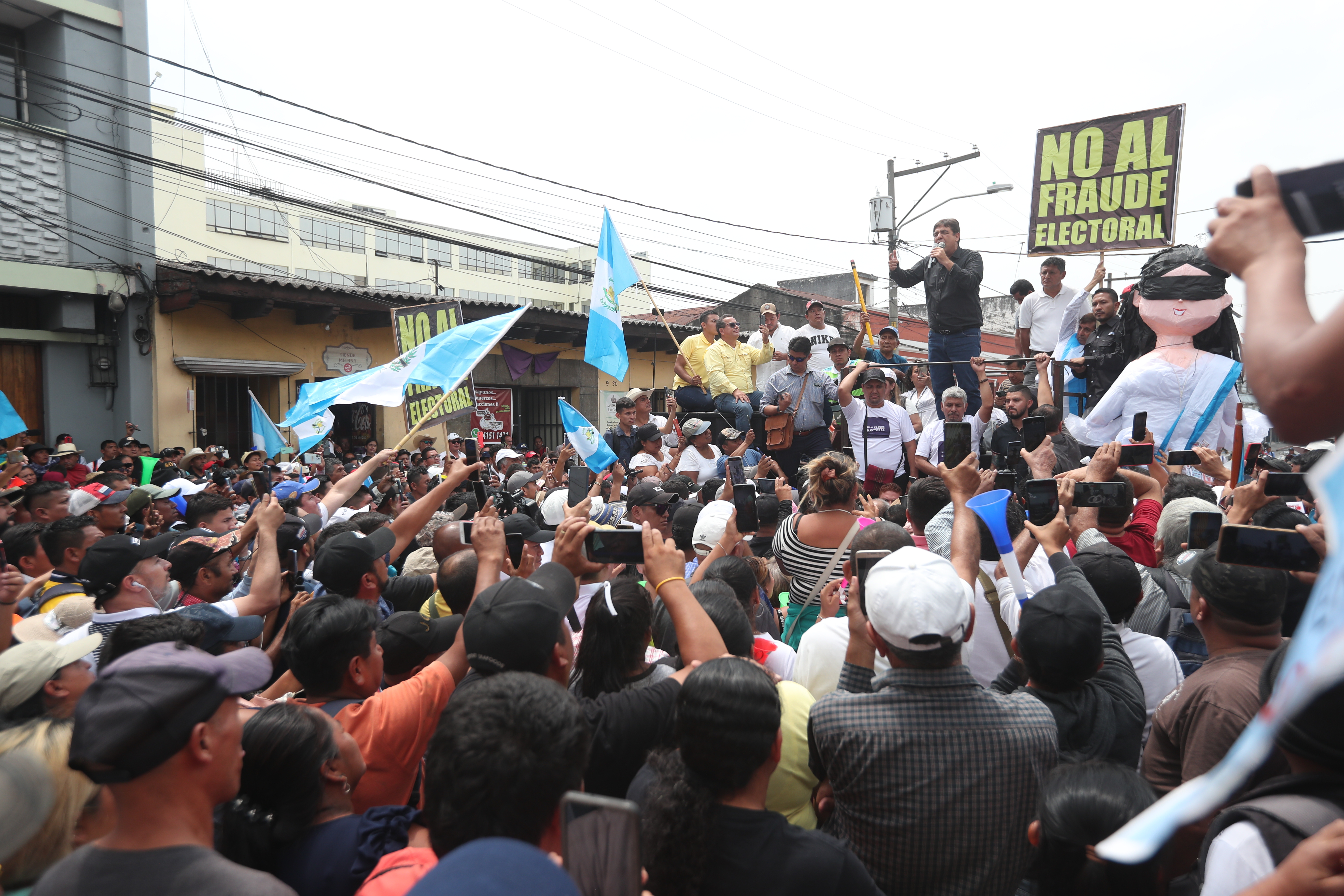 CARLOS PINEDA PROTESTA.