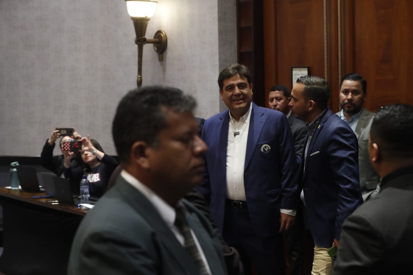 Carlos Pineda, candidato presidencial de Prosperidad Ciudadana, en la reunión de fiscales nacionales de partidos políticos y magistrados del TSE (Foto Prensa Libre: María José Bonilla)