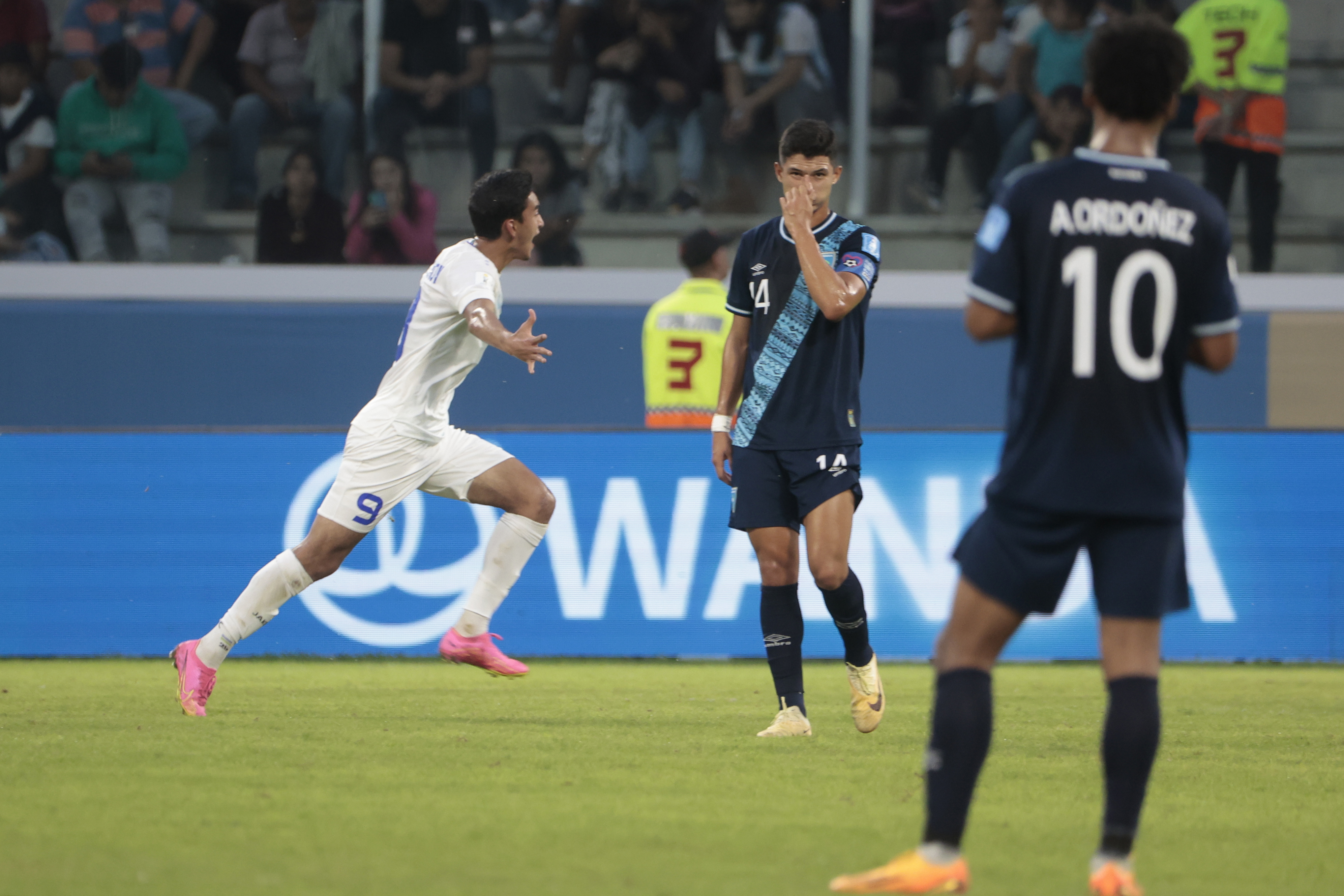 Shakhzodjon Nematjonov (i) de Uzbekistán celebra un hoy, en un partido del grupo A de la Copa Mundial de Fútbol sub-20 entre Uzbekistán y Guatemala, (Foto Prensa Libre: EFE).
