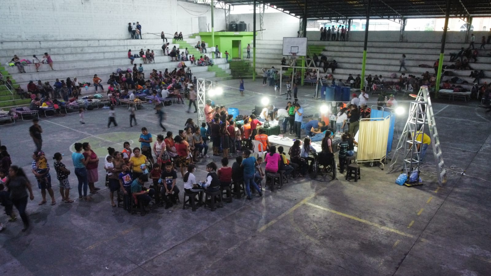 Decenas han sido evacuados de sus comunidades debido al peligro provocado por la erupción del volcán. (Foto Prensa Libre: María José Bonilla)