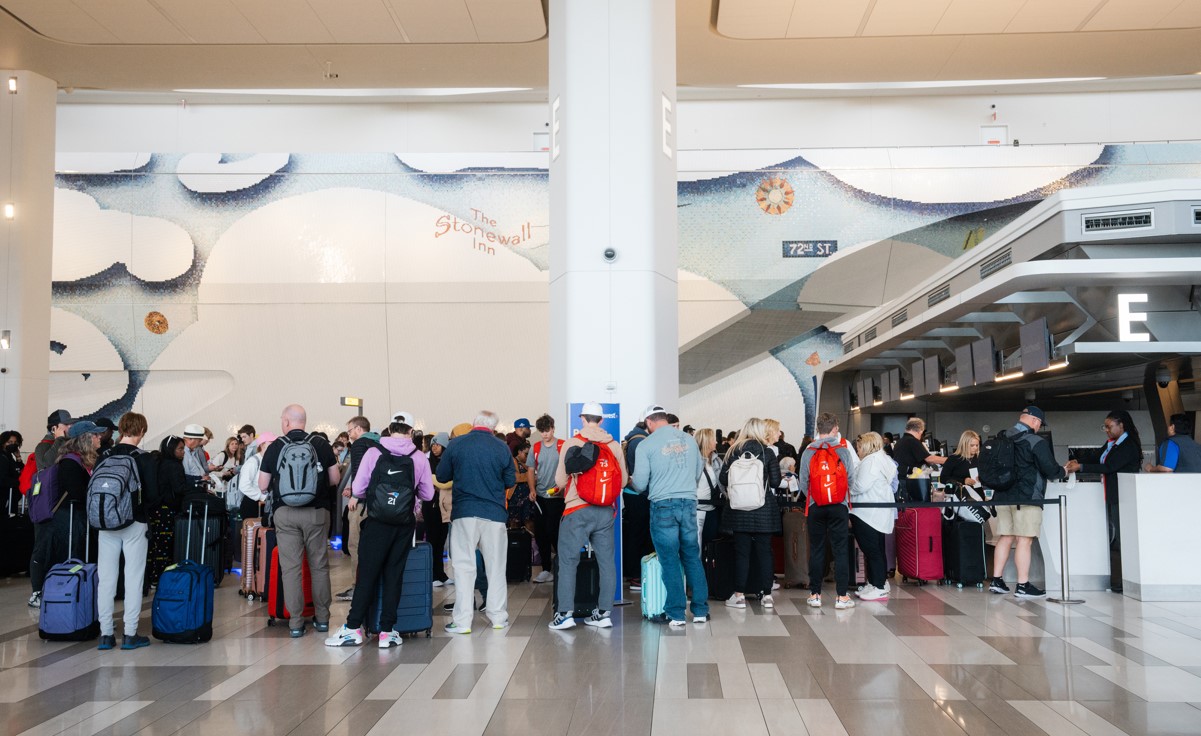 El mostrador de registro y facturación de Southwest Airlines en el Aeropuerto LaGuardia en Nueva York, el 19 de abril de 2023. (Desiree Rios/The New York Times)