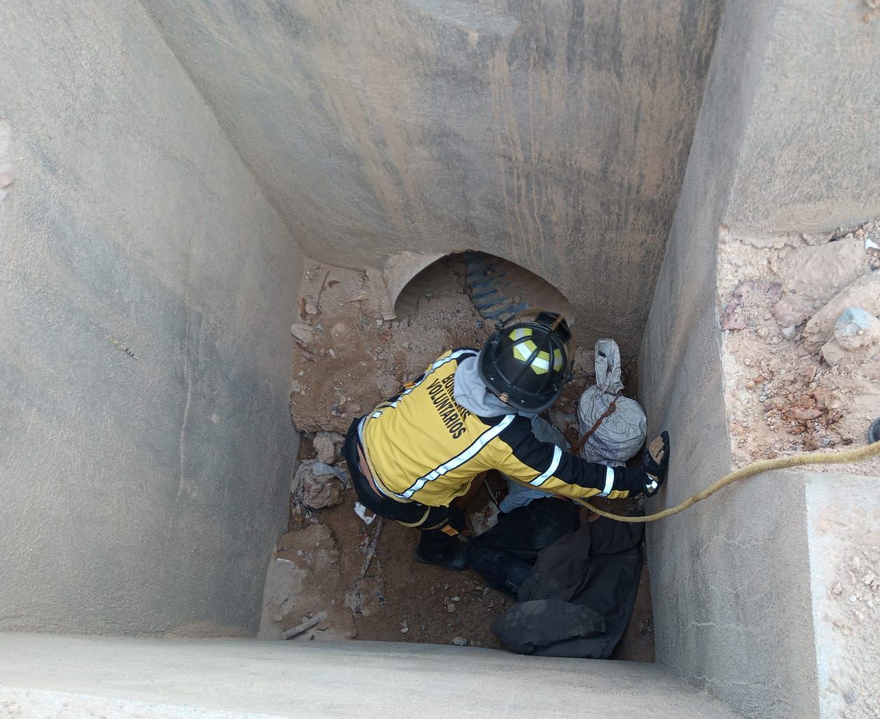 Hombre pierde la vida al caer dentro de un drenaje. Fotografía Prensa Libre: Bomberos Voluntarios