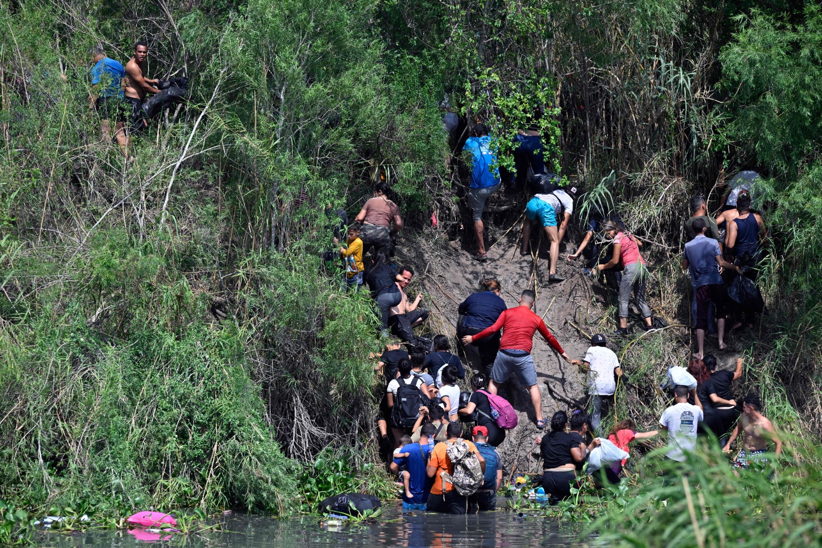 MIgrantes cruzan Río Bravo'