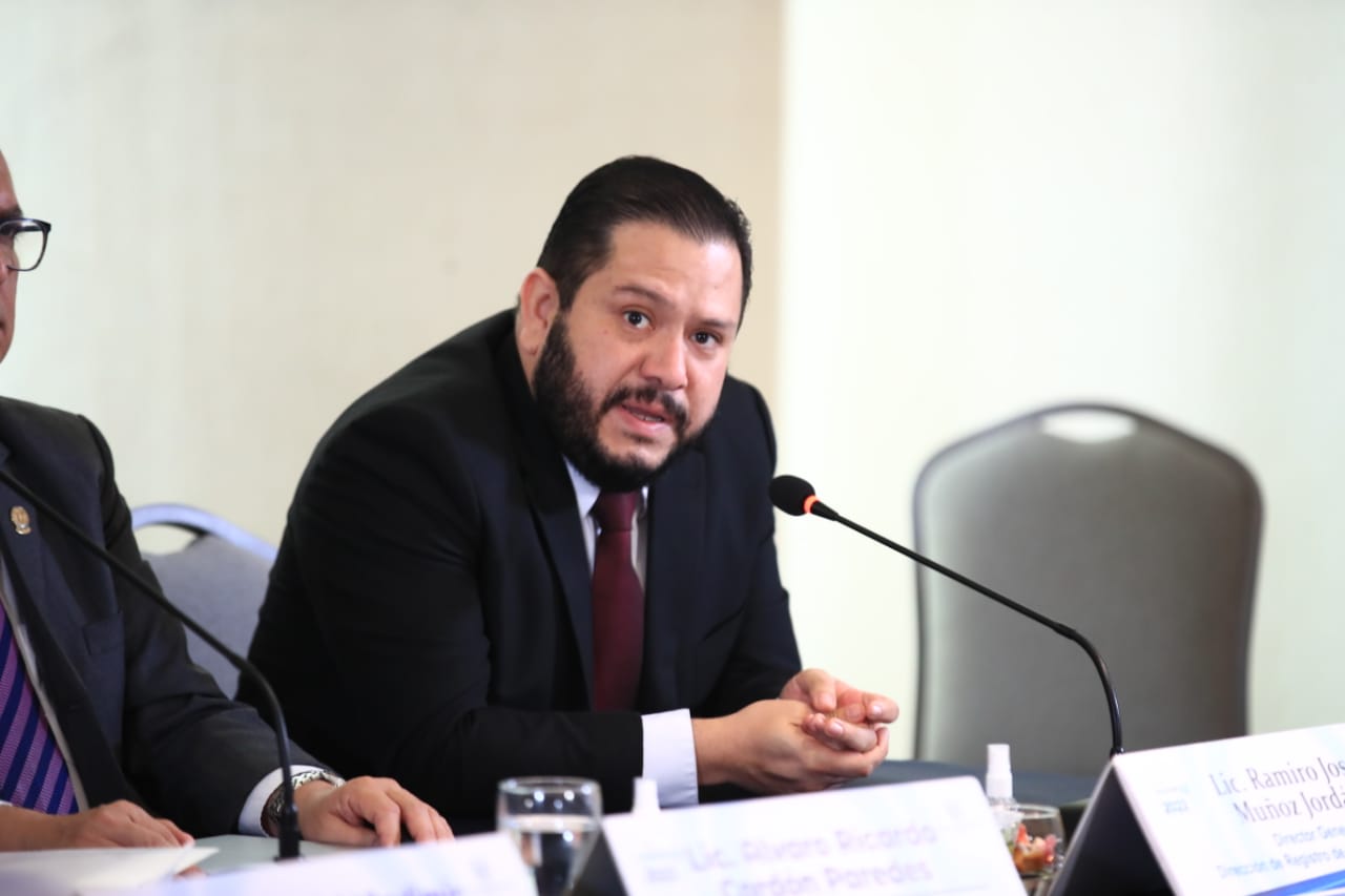 Ramiro Muñóz, director del Registro de Ciudadanos, durante una ruenda de prensa siendo cuestionado por validar una dudosa asamblea de Prosperidad Ciudadana. Fotografía: Prensa Libre (Carlos Hernández). 