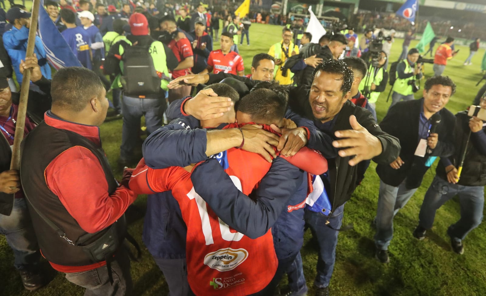 Xelajú MC campeón de Liga Nacional junto a Amarini Villatoro