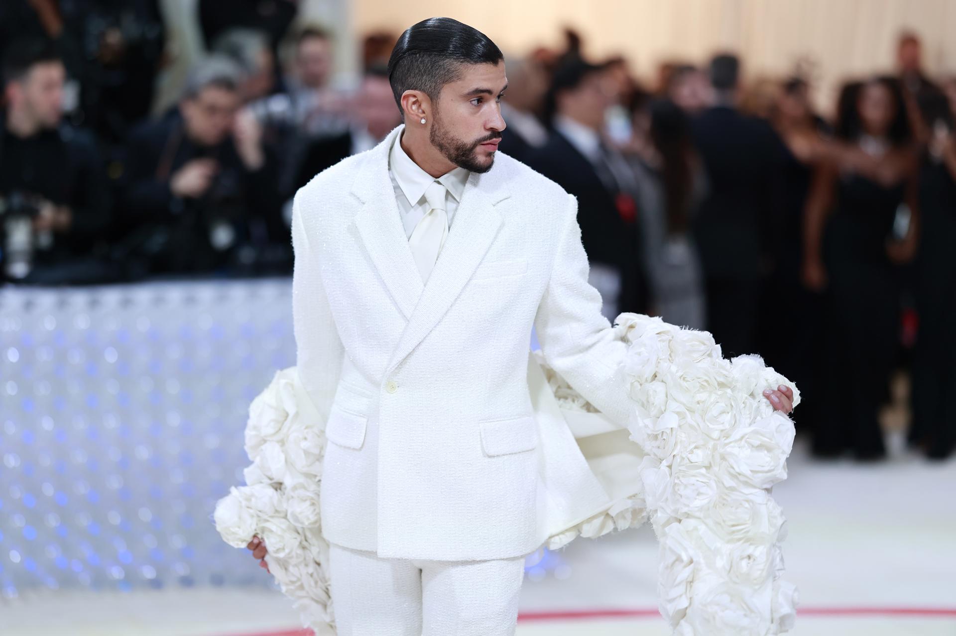 Los famosos recuerdan y emulan a Karl Lagerfeld en una elegante Met Gala