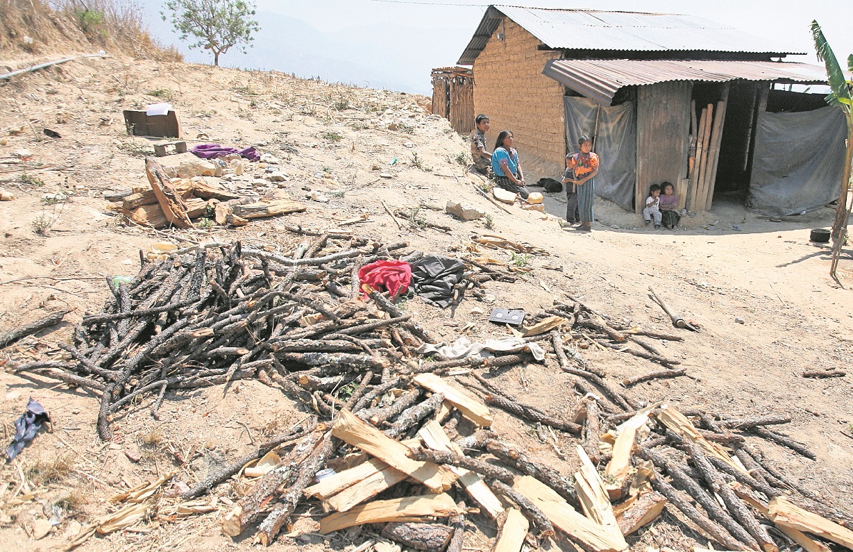 Hay preocupación por los efectos que el fenómeno de El Niño puede traer al país este año. Una familia de un área rural del Corredor Seco. (Foto Prensa Libre: Hemeroteca PL)