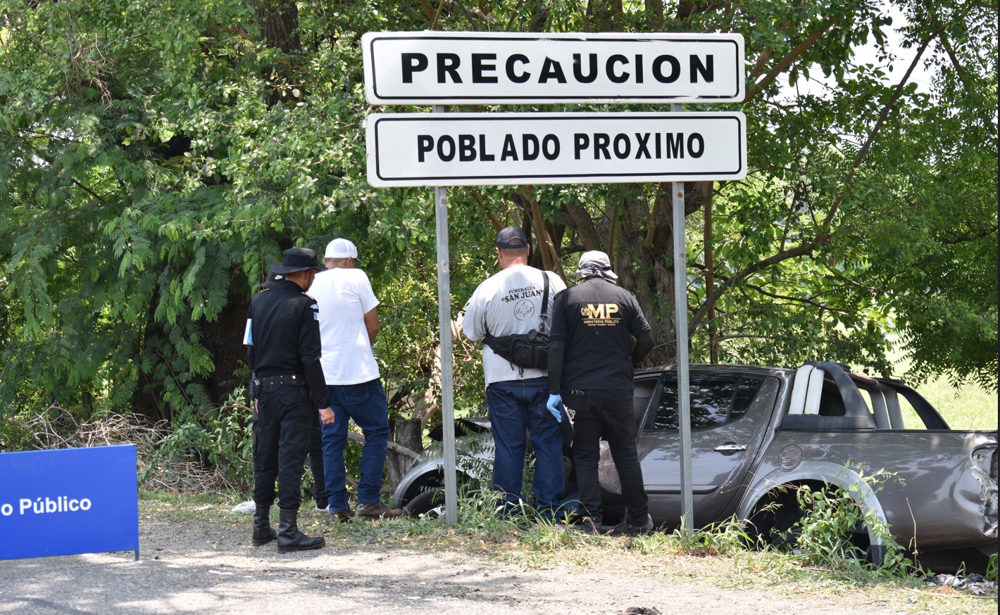 Autoridades y fiscales observan el lugar del hecho. (Foto Prensa Libre: Mayra Sosa)