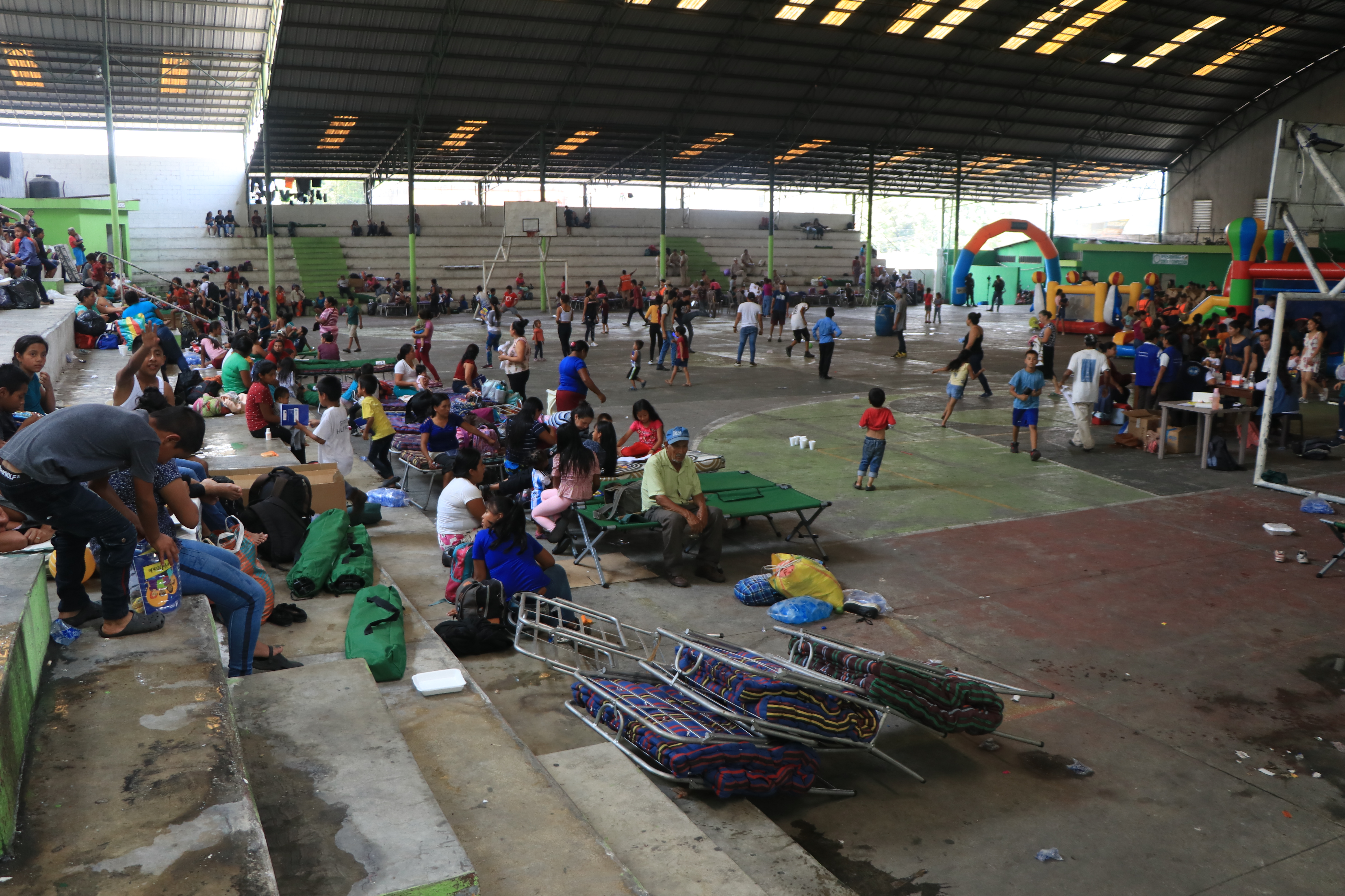 Más de mil personas están albergadas en Escuintla por la erupción del Volcán de Fuego. (Foto Prensa Libre: Enrique Paredes)