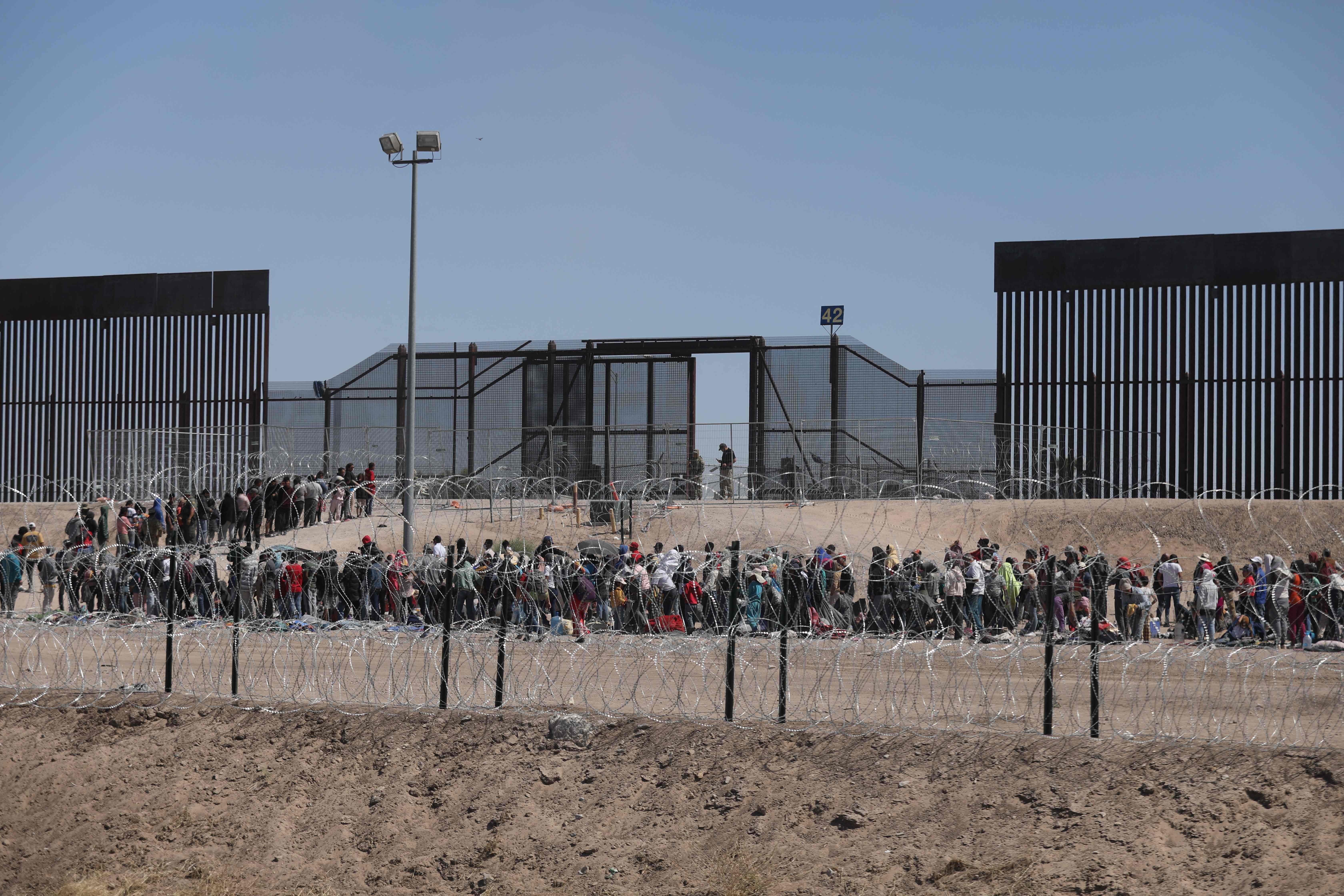 Cientos de migrantes hacen fila para ser recibidos por una autoridad migratoria de EE. UU. a pocas horas de que finalice el Título 42. Analistas creen que la crisis en la frontera norte de México puede trasladarse a Guatemala. (Foto Prensa Libre: AFP)