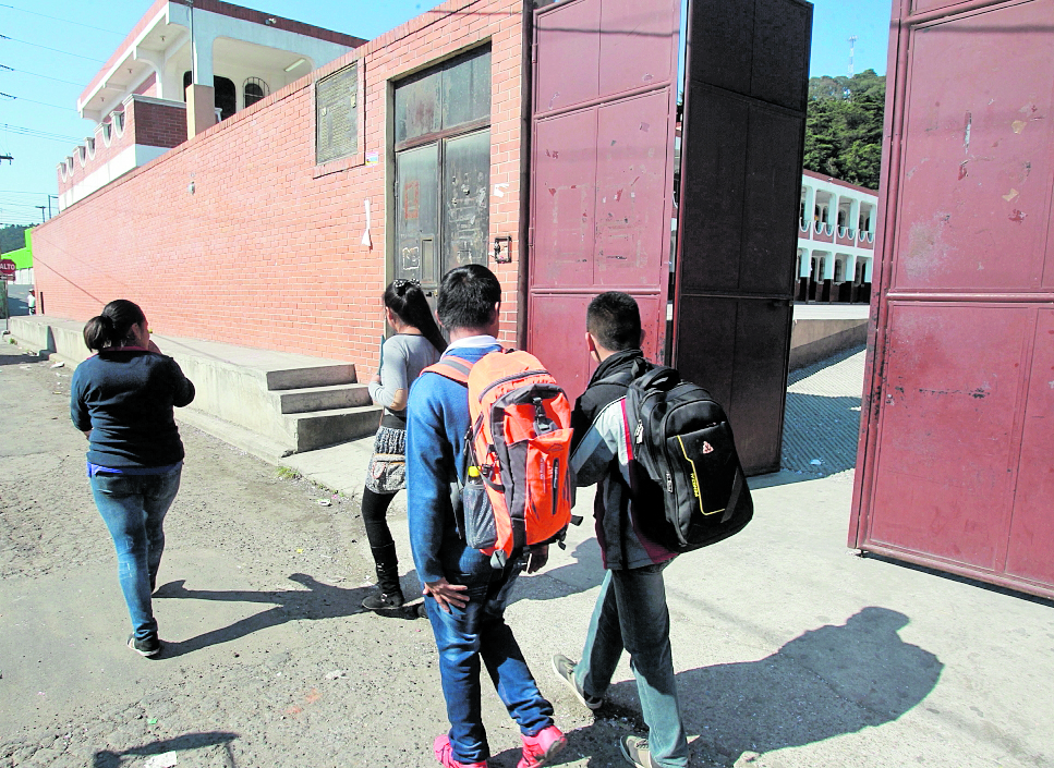 Especialistas en seguridad confirman que estudiantes han sido víctimas de acoso por parte de pandilleros dentro y fuera de los establecimientos educativos. (Foto Prensa Libre: Hemeroteca PL)