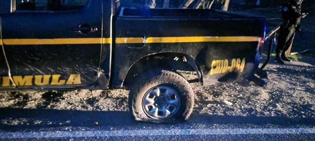 Dos sujetos en un picop arremetieron contra un contingente de policías que estaban en un puesto de registro en la aldea Atulapa, Esquipulas, carretera a la frontera Agua Caliente, San Fe, Ocotepeque, Honduras. (Foto Prensa Libre: cortesía).