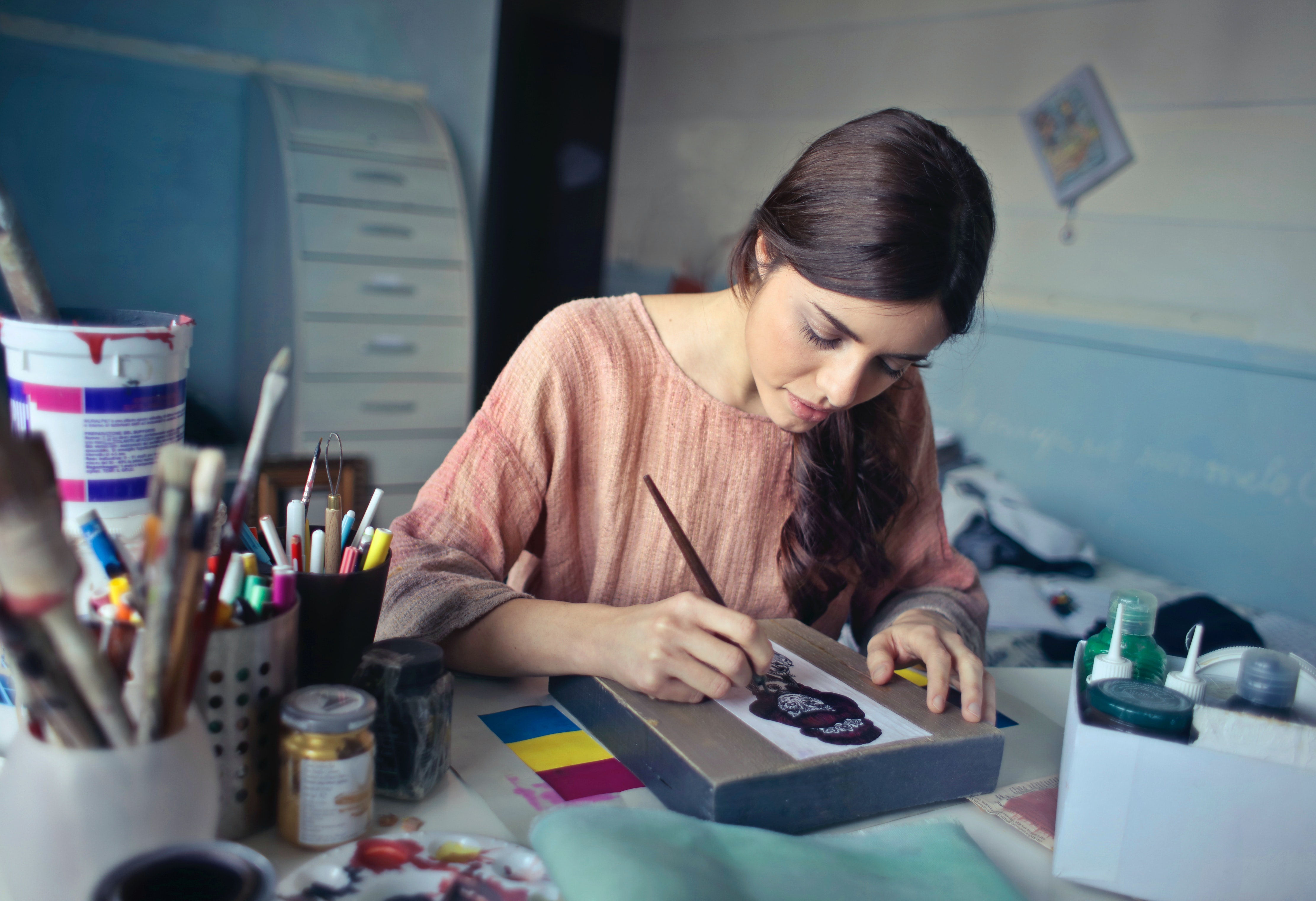 Mujer joven trabajando