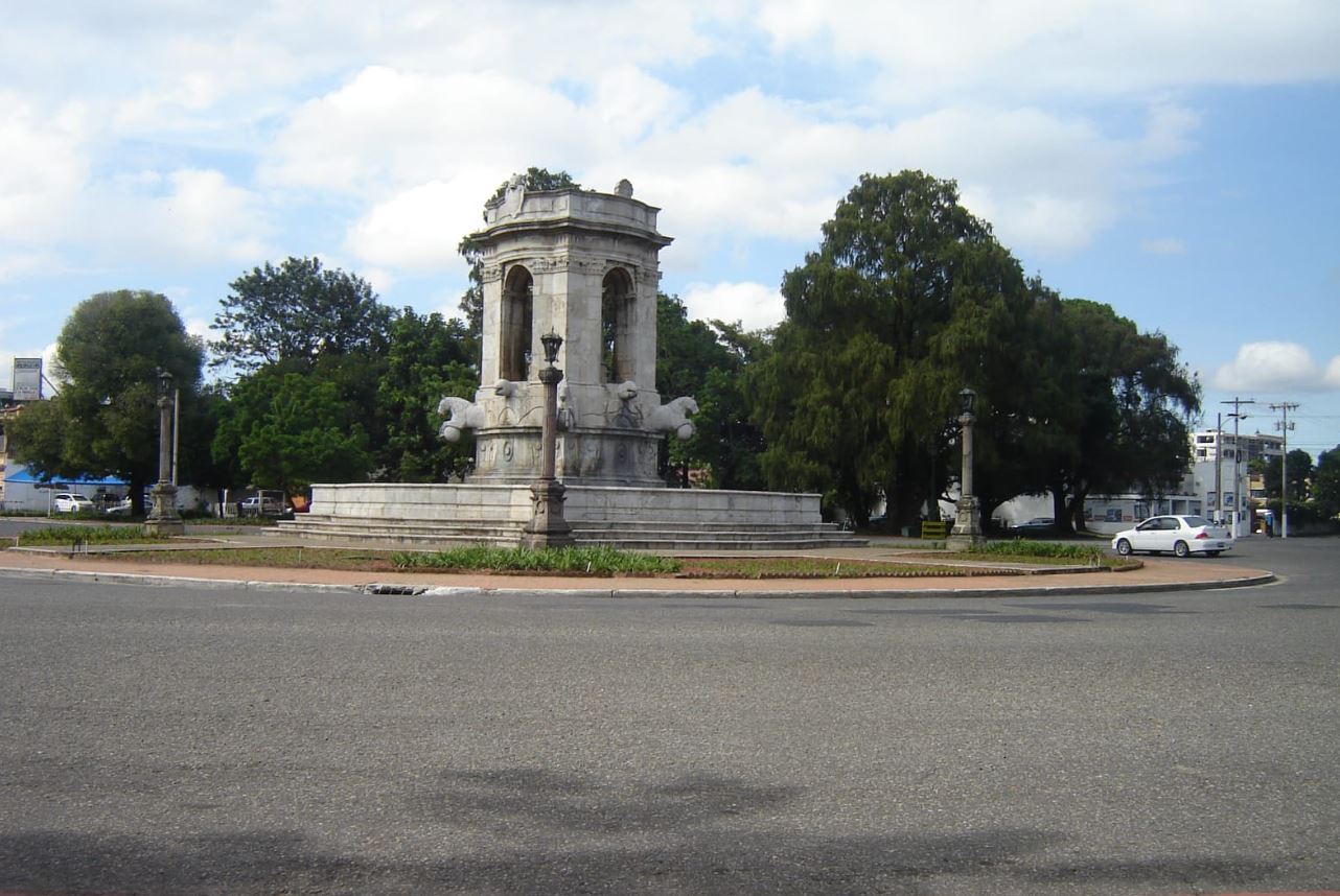 Plaza España, está entre los nuevos patrimonios culturales y fue incluido en la categoría de conjuntos históricos continuos: (Foto Prensa Libre: Keneth Cruz)