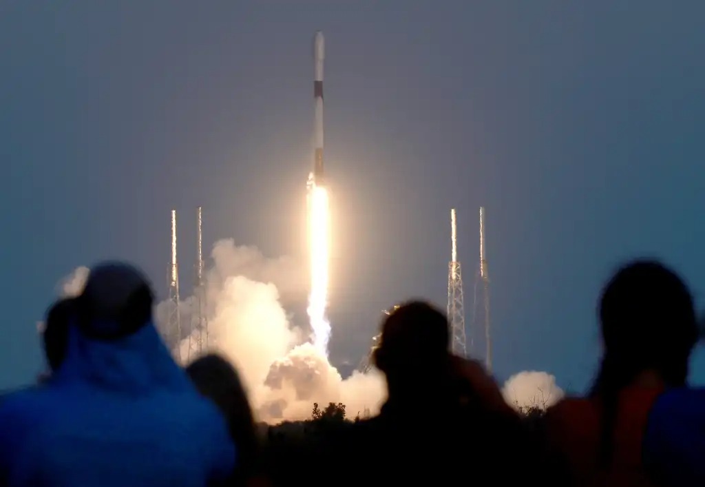 Un cohete de la compañía SpaceX puso en órbita los satélites que permiten ofrecer internet de banda ancha. (Foto Prensa Libre: AFP)