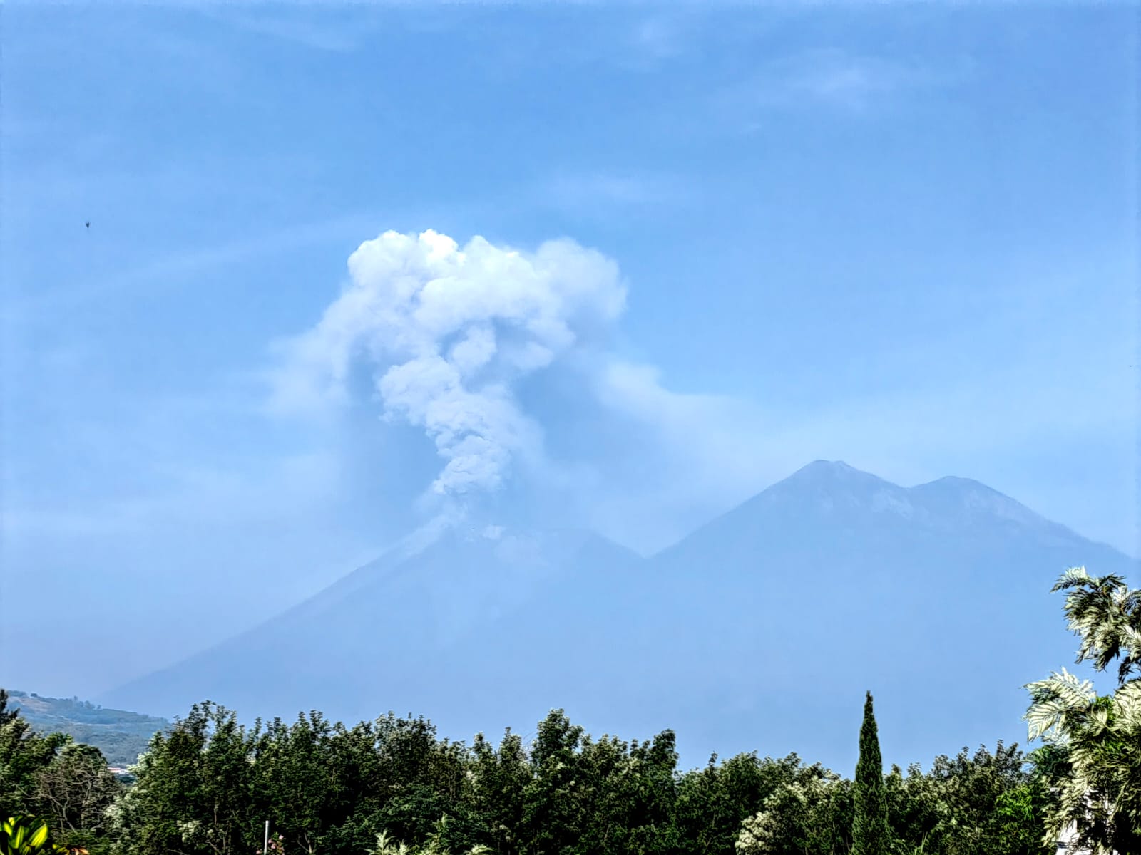 Erupción del Volcán de Fuego el 4 de mayo de 2023. (Foto Prensa Libre:  @rickylopezbruni)