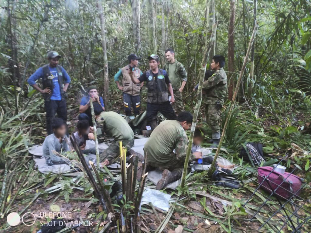 La foto muestra los minutos posteriores al hallazgo de los niños perdidos