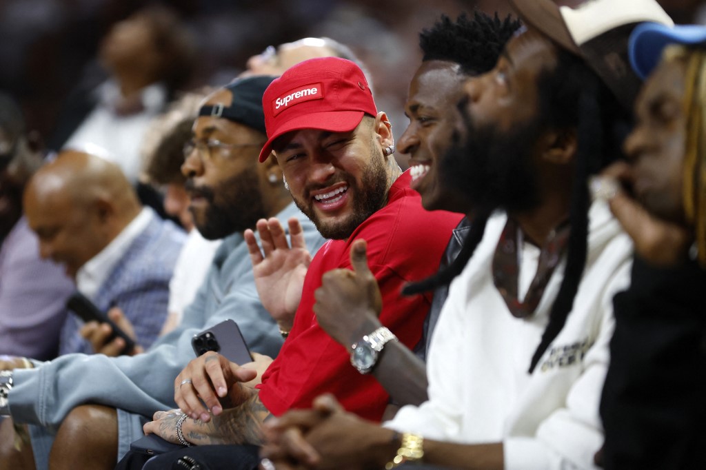 Neymar y Vinicius Jr asistieron al juego 4 de las finales de la NBA. (Foto Prensa Libre: AFP) 