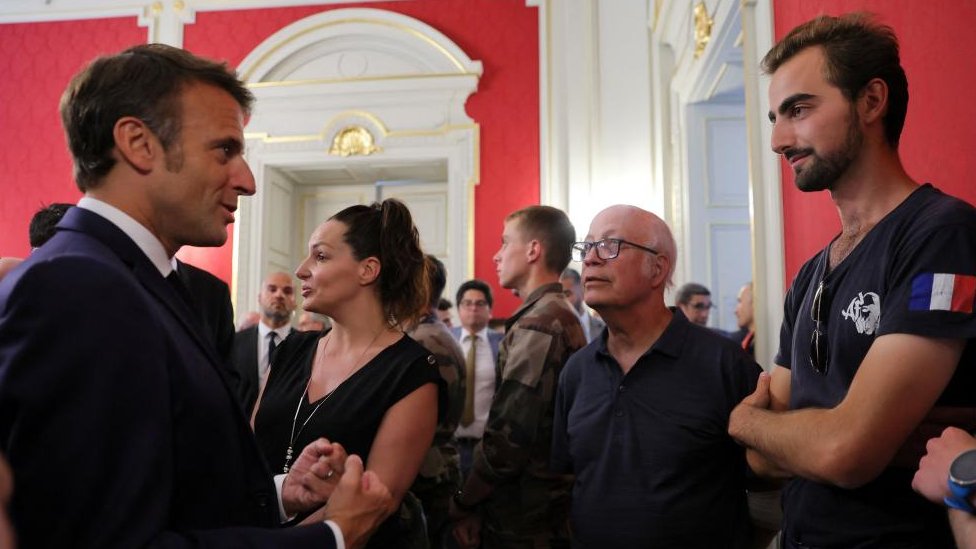 El presidente Emmanuel Macron saluda a Henri, el joven que hizo frente al atacante.