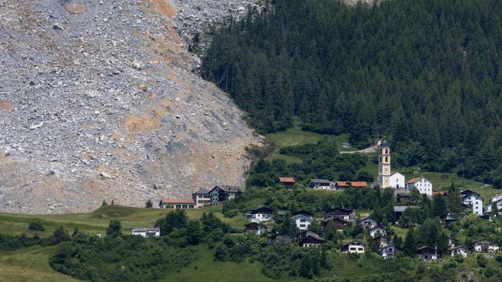 El desprendimiento de rocas no llegó a la aldea y se detuvo justo antes de impactar en la escuela local. GETTY IMAGES