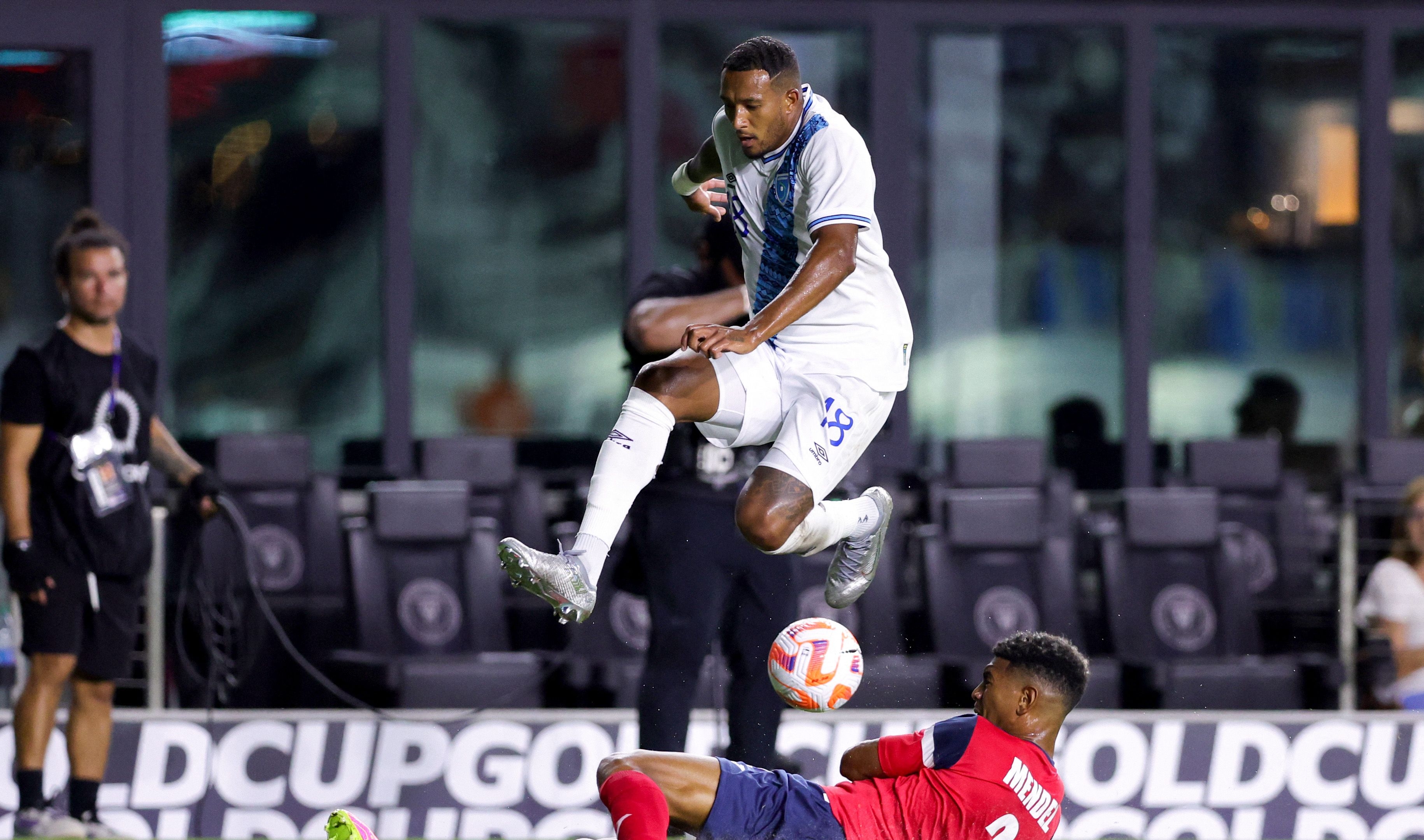 Nathaniel Méndez-Laing en un partido contra Cuba vistiendo la camiseta de la Selección de Guatemala.