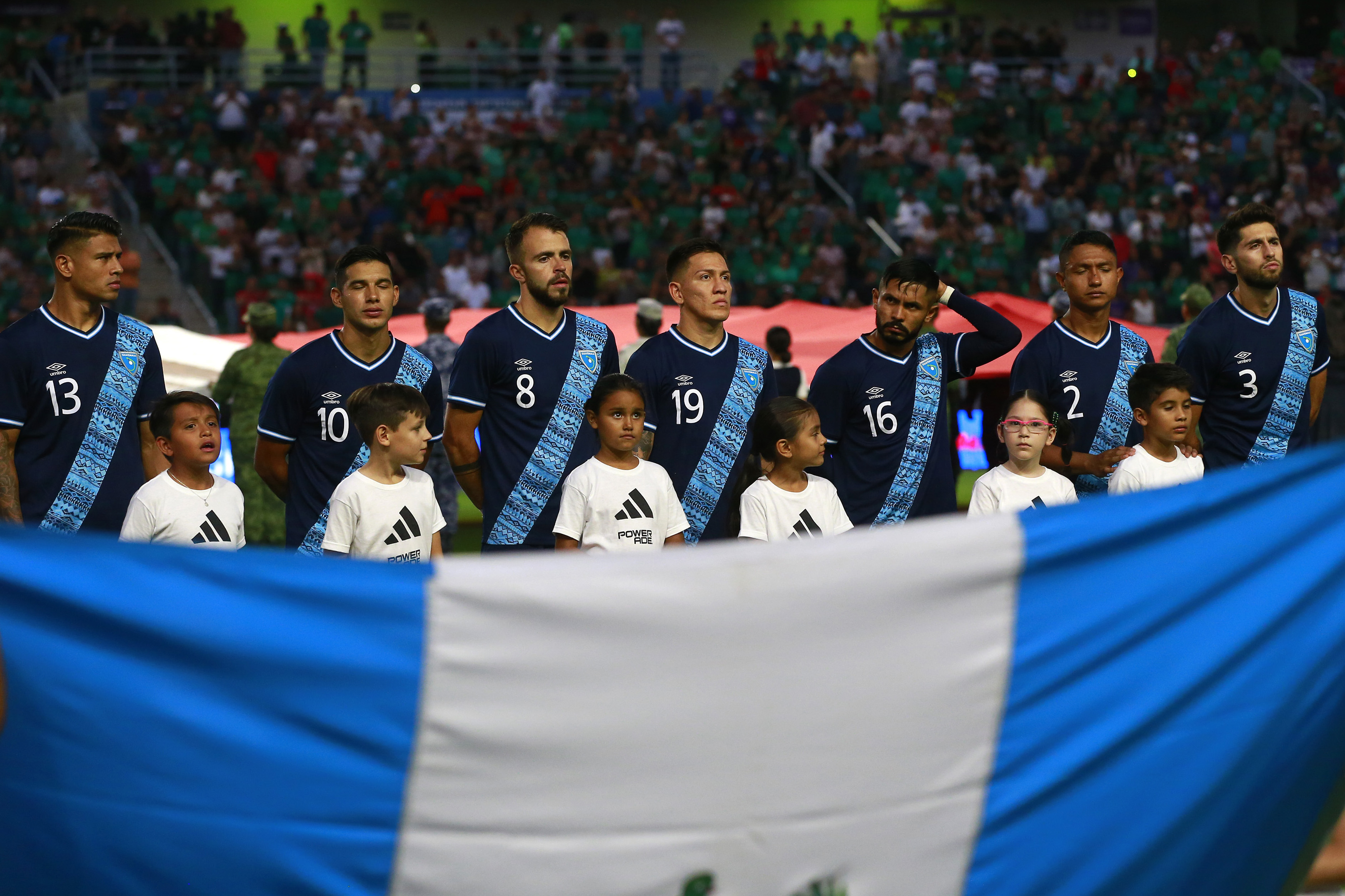 La Selección de Guatemala posa antes de un partido contra México en el estadio El Kraken, en Mazatlán (México).